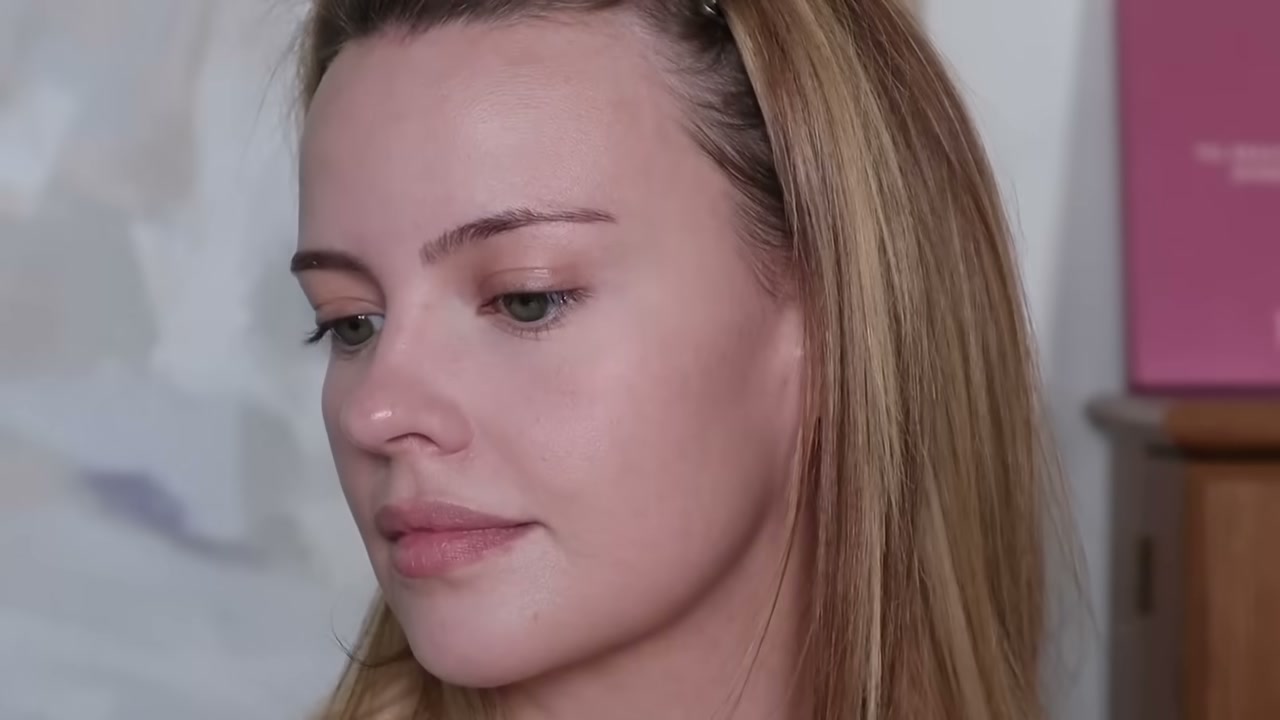 @juliaadamsmua reviewing Versed Smooth Finish Brightening Setting Powder at 07:25 in a YouTube Shorts video