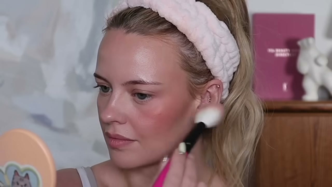 @juliaadamsmua reviewing VIEVE Sunset Blush at 15:37 in a YouTube Shorts video