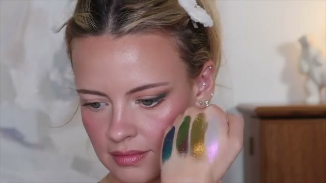 @juliaadamsmua reviewing Wet n Wild Chameleon Chrome Eyeshadow at 19:15 in a YouTube Shorts video