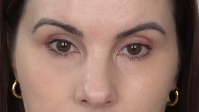 @juliedawnbeauty reviewing Hard Candy Blur Unlock Setting Powder at 04:10 in a YouTube Shorts video