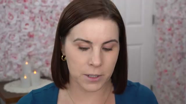 @juliedawnbeauty reviewing Hard Candy Blur Unlock Setting Powder at 04:58 in a YouTube Shorts video