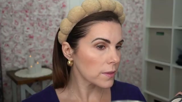@juliedawnbeauty reviewing L.A. Colors Show It Off Blush + Highlight Palette at 09:11 in a YouTube Shorts video