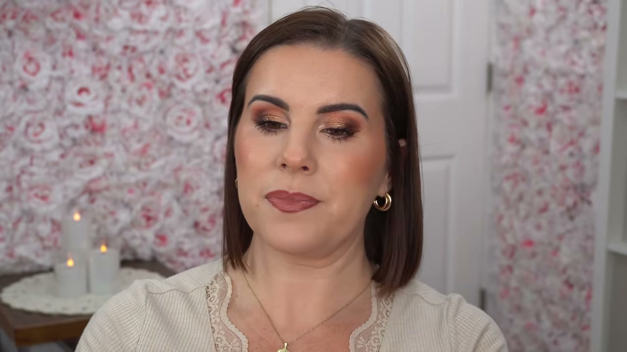 @juliedawnbeauty reviewing Real Techniques 402 Setting Brush at 11:00 in a YouTube Shorts video
