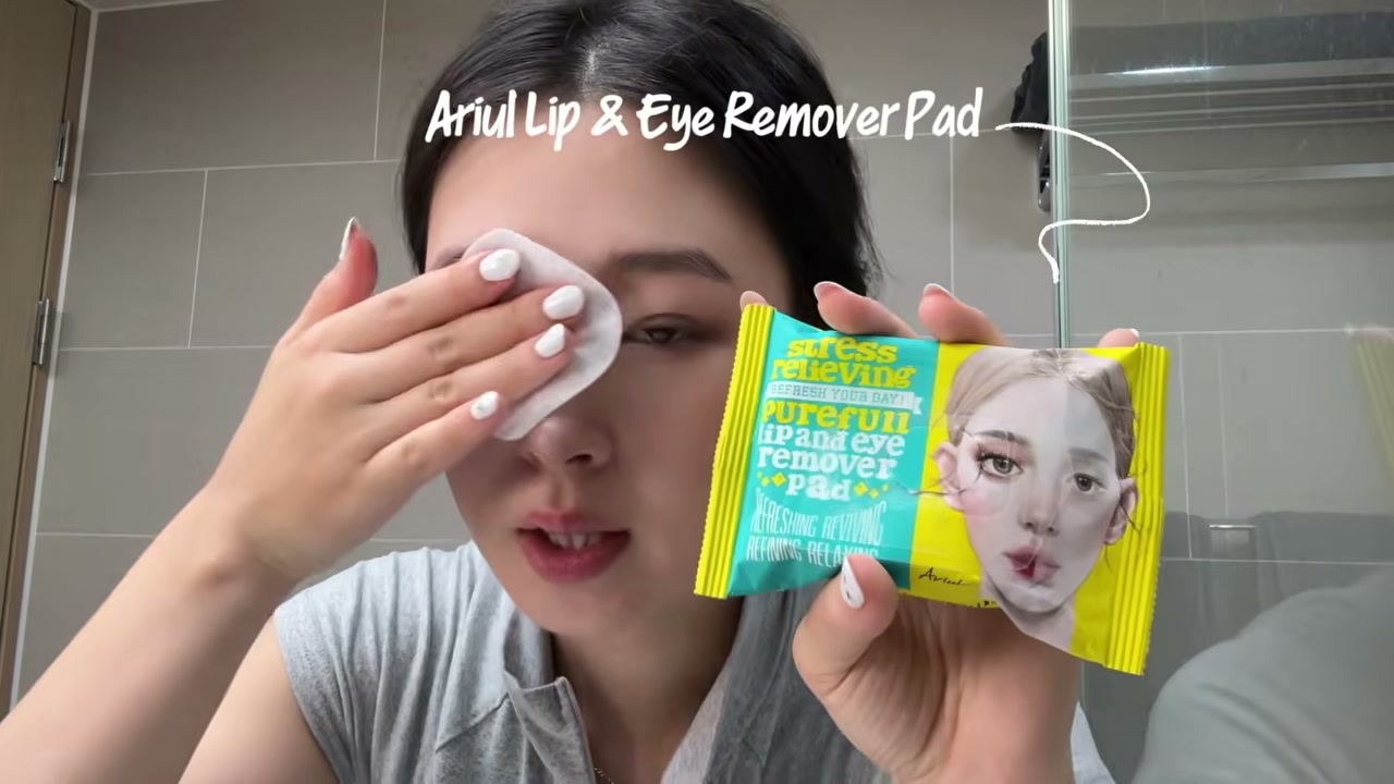 @jumybear reviewing Ariul Lip & Eye Remover Pad at 00:21 in a YouTube Shorts video