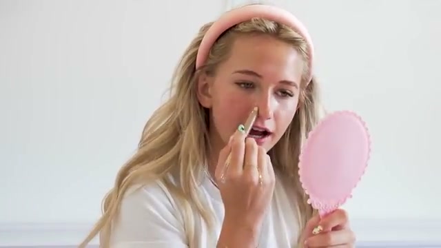 @justkass reviewing L.A. Colors Highlighter Stick at 25:12 in a YouTube Shorts video