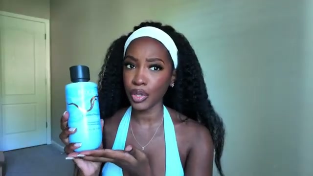 @justshanygne reviewing Mix:bar Coconut Palm Body Wash with Vitamin E at 04:21 in a YouTube Shorts video