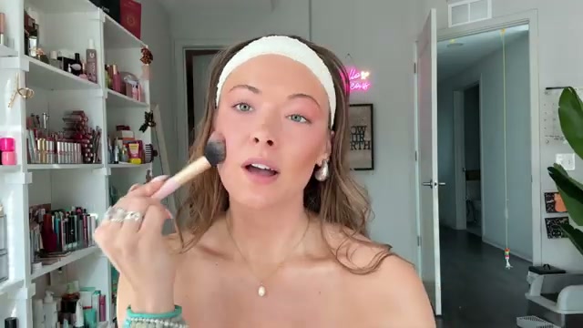 Bio-Radiant Gel-Powder Highlighter