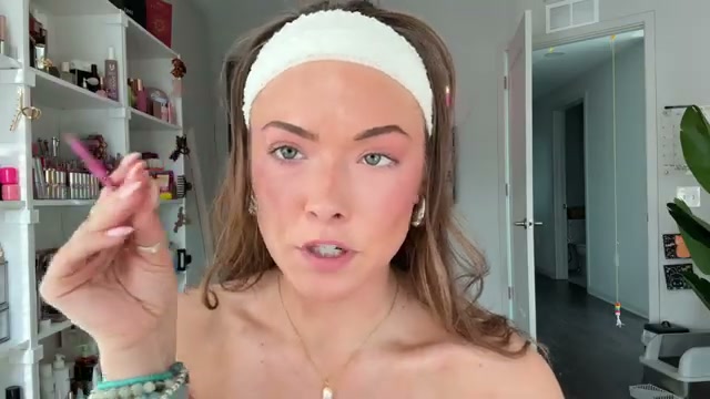 @kayla.ryan1 reviewing Kosas Nano Pop Pencil at 09:27 in a YouTube Shorts video