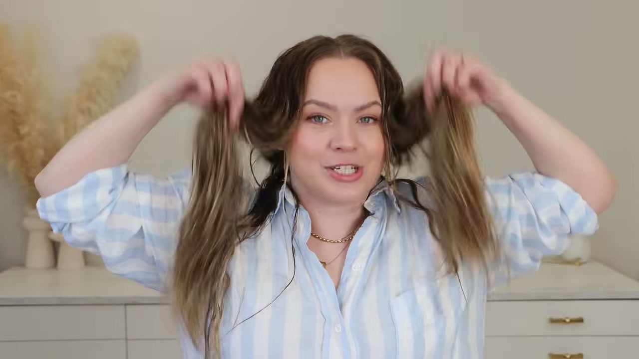 @kayleymelissa reviewing UNbrush UNbrush Detangling Brush at 05:58.160000000000025 in a YouTube Shorts video