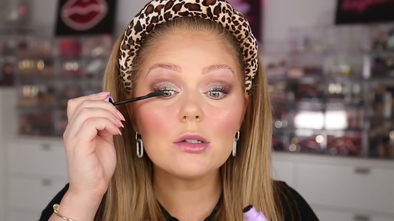 @kellystrack reviewing CoverGirl Lash Blast Bond Mascara at 11:19 in a YouTube Shorts video