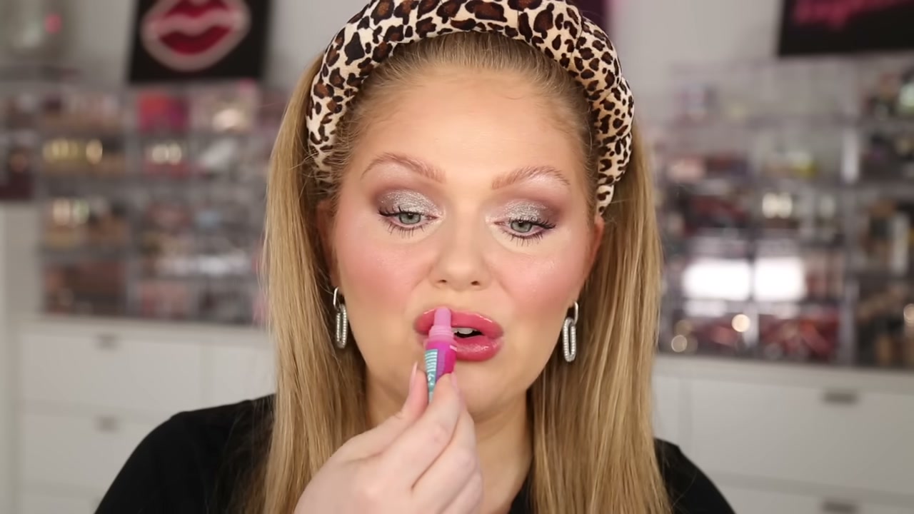 @kellystrack reviewing Essence Juicy Balm Shiny Lip Gloss at 13:25 in a YouTube Shorts video