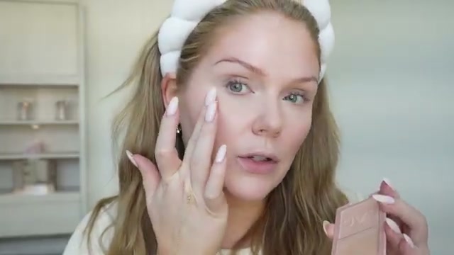 @kellystrack reviewing L.A. Colors Highlighter Duo at 07:46 in a YouTube Shorts video