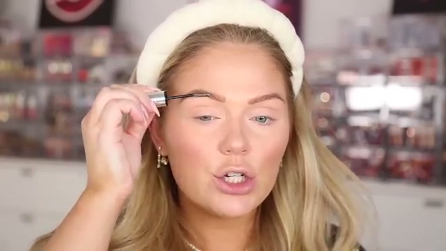 @kellystrack reviewing L'Oreal Paris Brow Lamination Brow Gel at 09:06 in a YouTube Shorts video