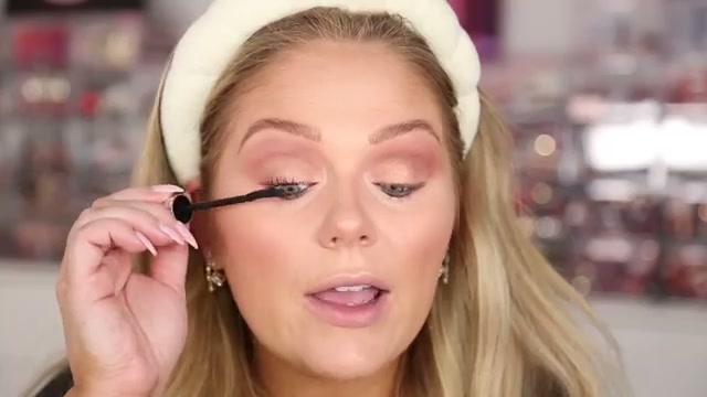 @kellystrack reviewing L'Oreal Paris Extensionist Mascara at 11:01 in a YouTube Shorts video