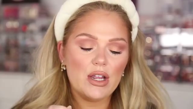 @kellystrack reviewing L'Oreal Paris Plump Ambition Hyaluronic Lip Oil at 14:41 in a YouTube Shorts video