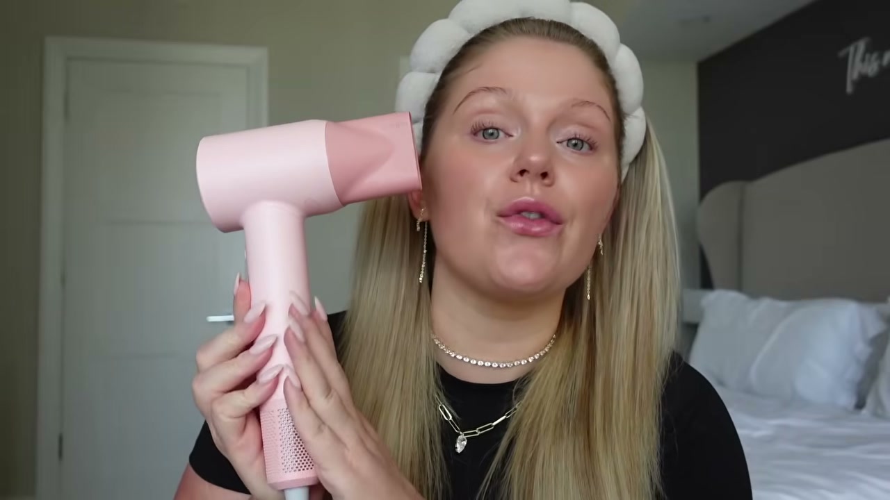 @kellystrack reviewing Laifen SE Hair Dryer at 00:51 in a YouTube Shorts video