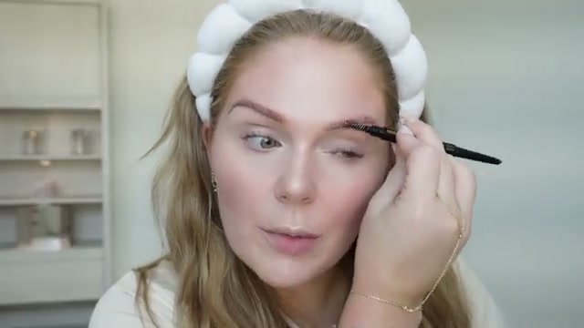 @kellystrack reviewing Marie Claire Dual-Ended Brow Pen at 09:15 in a YouTube Shorts video