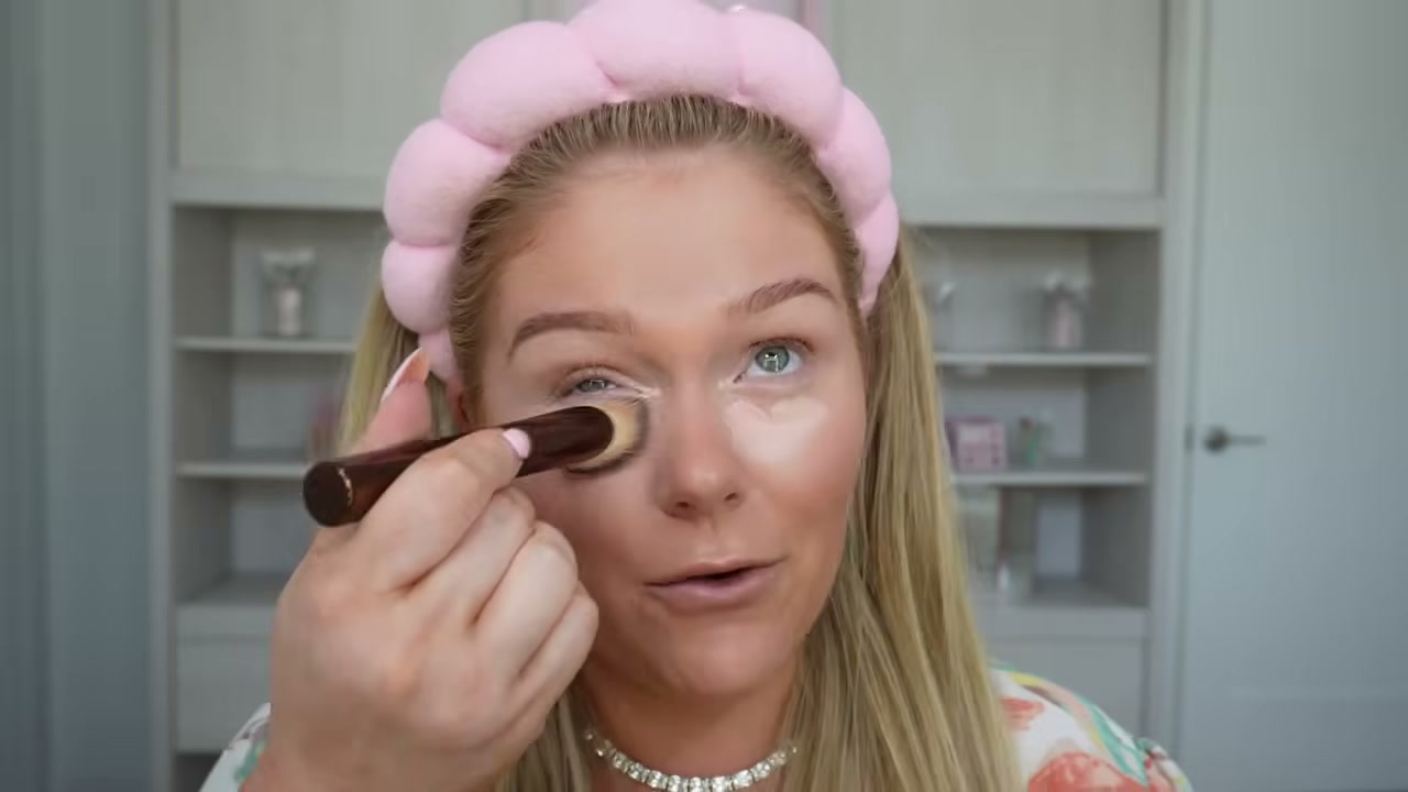@kellystrack reviewing Maybelline Instant Age Rewind Eraser Concealer at 06:53 in a YouTube Shorts video