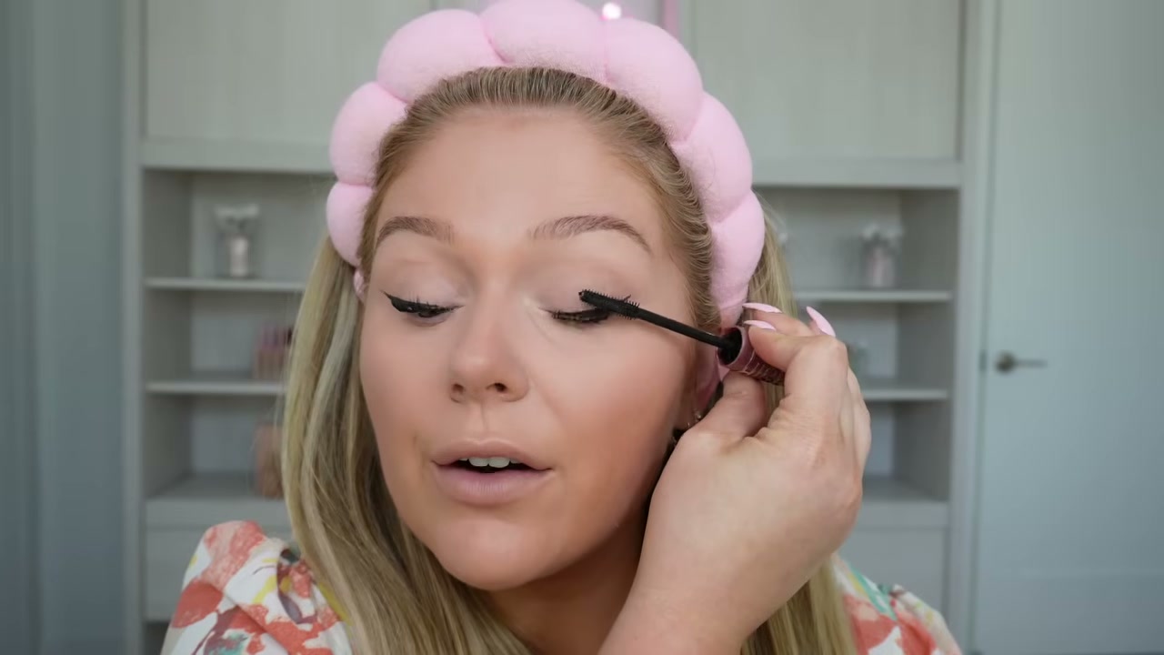 @kellystrack reviewing Maybelline Sky High Mascara at 10:30 in a YouTube Shorts video