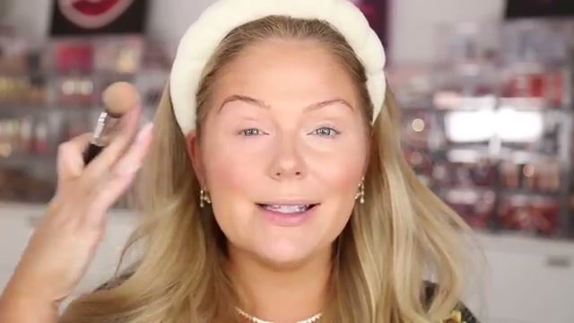 @kellystrack reviewing NYX Wonder Snatch Powder at 07:02 in a YouTube Shorts video