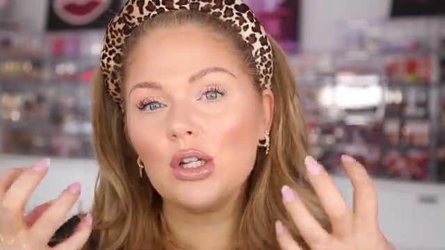 @kellystrack reviewing Rhode Glazing Mist at 19:19 in a YouTube Shorts video