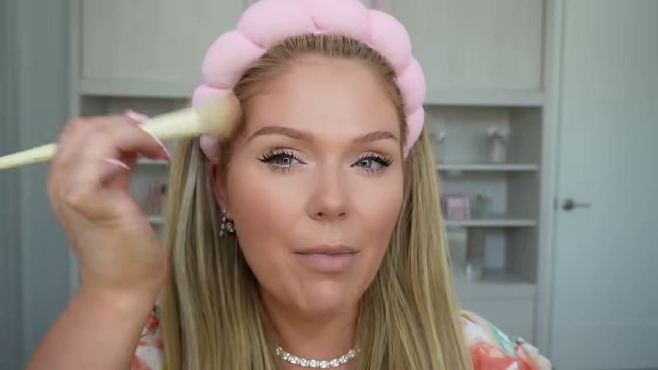 @kellystrack reviewing Rimmel Natural Bronzer at 11:25 in a YouTube Shorts video