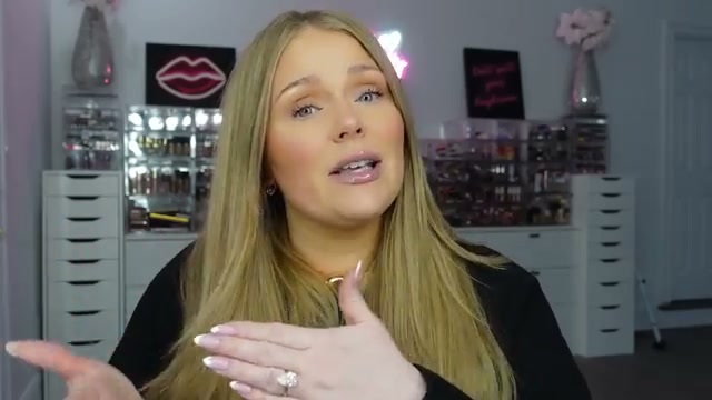 @kellystrack reviewing Round Lab Birch Juice Moisturizing Cream at 09:12 in a YouTube Shorts video