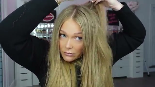 @kellystrack reviewing Sexy Hair Big Powder Play Volumizing Powder at 15:09 in a YouTube Shorts video