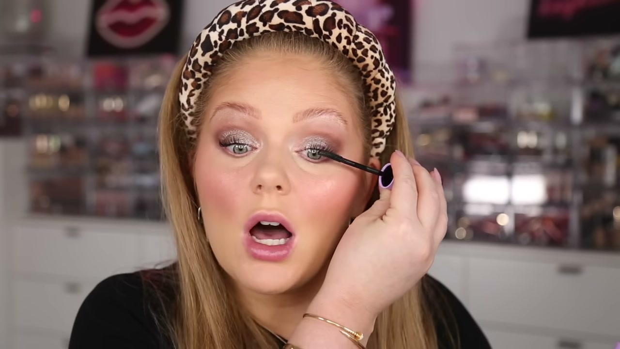 @kellystrack reviewing Wet n Wild Chameleon Highlighters at 11:27 in a YouTube Shorts video