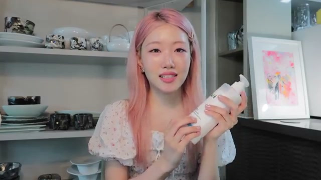 @krystallee reviewing RIAH Protein Shampoo at 03:46 in a YouTube Shorts video