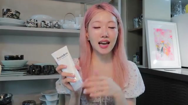 @krystallee reviewing Torriden DIVE IN Cleansing Foam at 01:11 in a YouTube Shorts video
