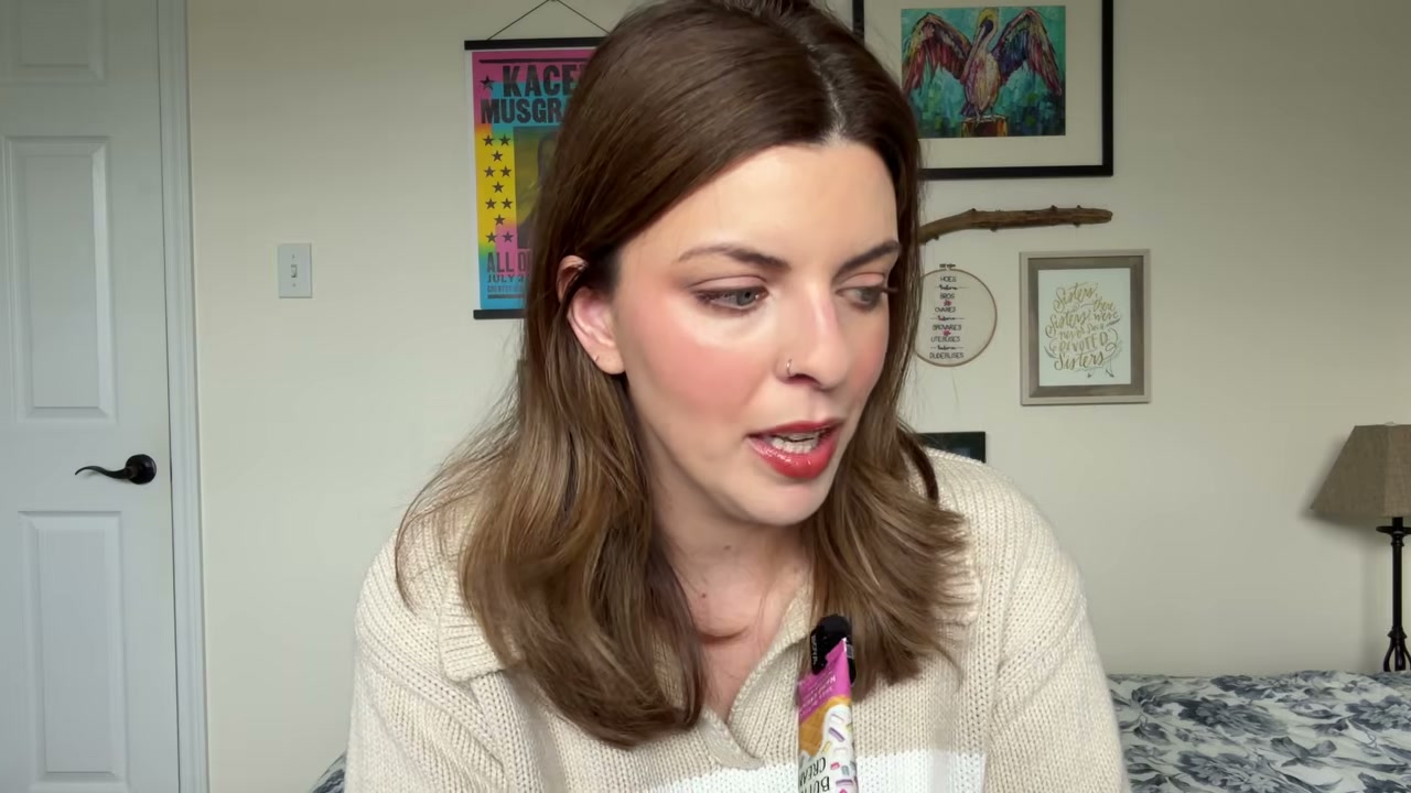 @laura.lavigne reviewing AESTURA Asiatica Soothing Repair Cream Ph 4.5 at 07:26 in a YouTube Shorts video