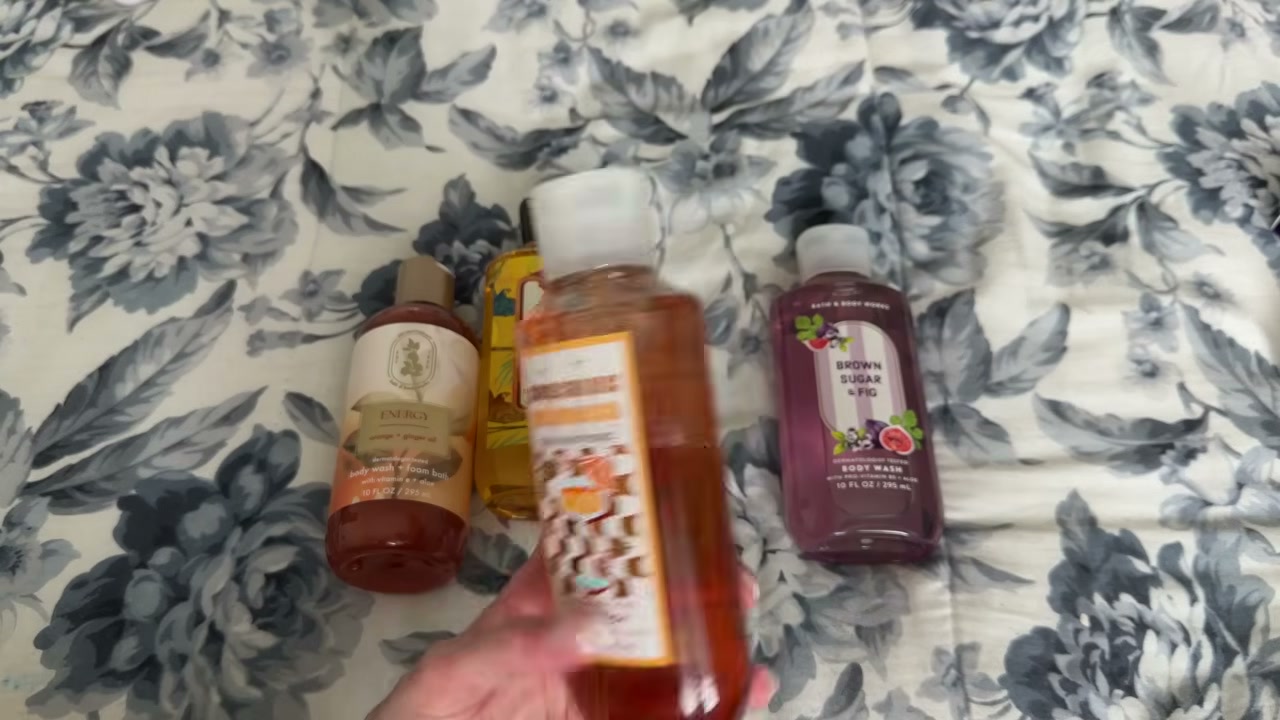 @laura.lavigne reviewing Bath & Body Works Sunshine Mimosa Body Wash at 04:58 in a YouTube Shorts video