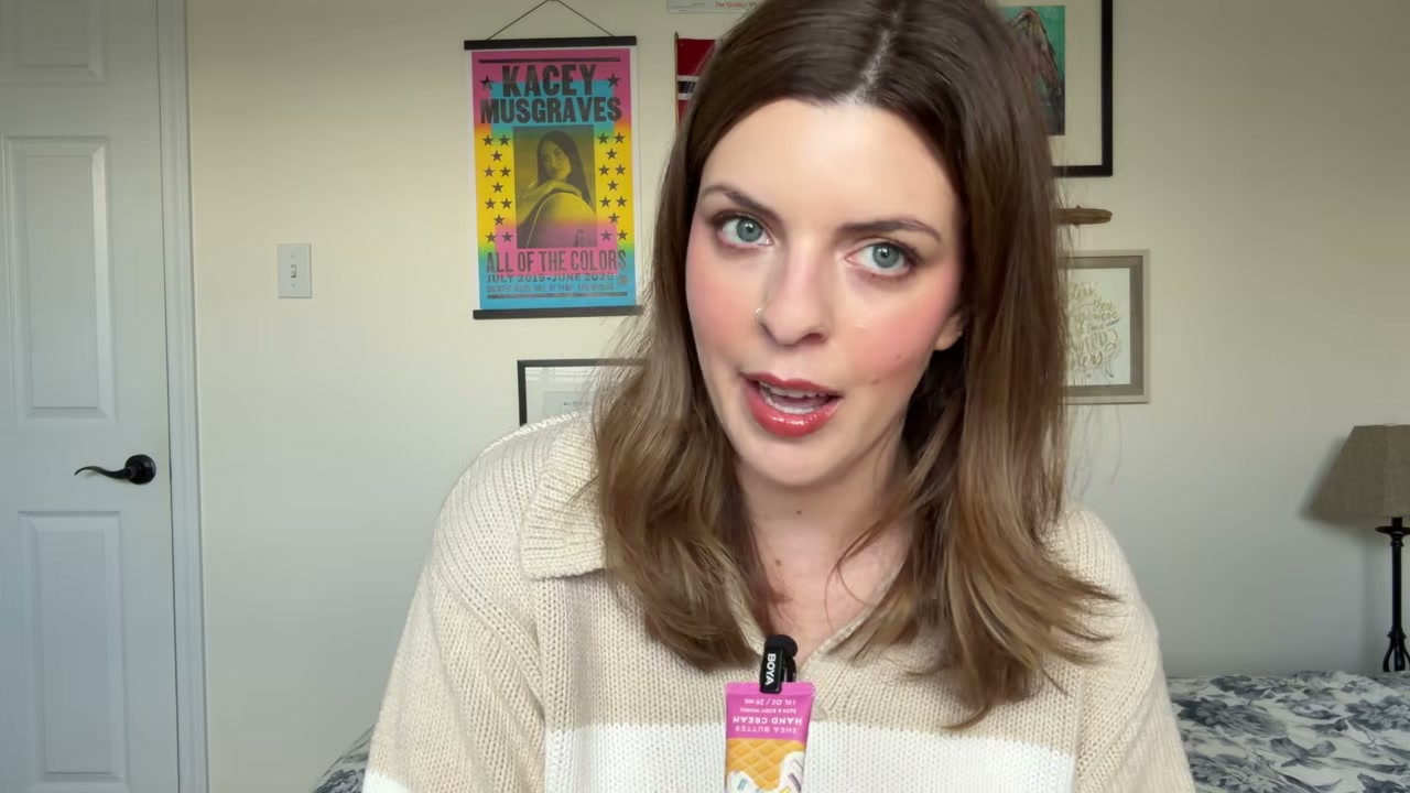 @laura.lavigne reviewing Color Wow Extra Large Bombshell Volumizer at 20:42 in a YouTube Shorts video