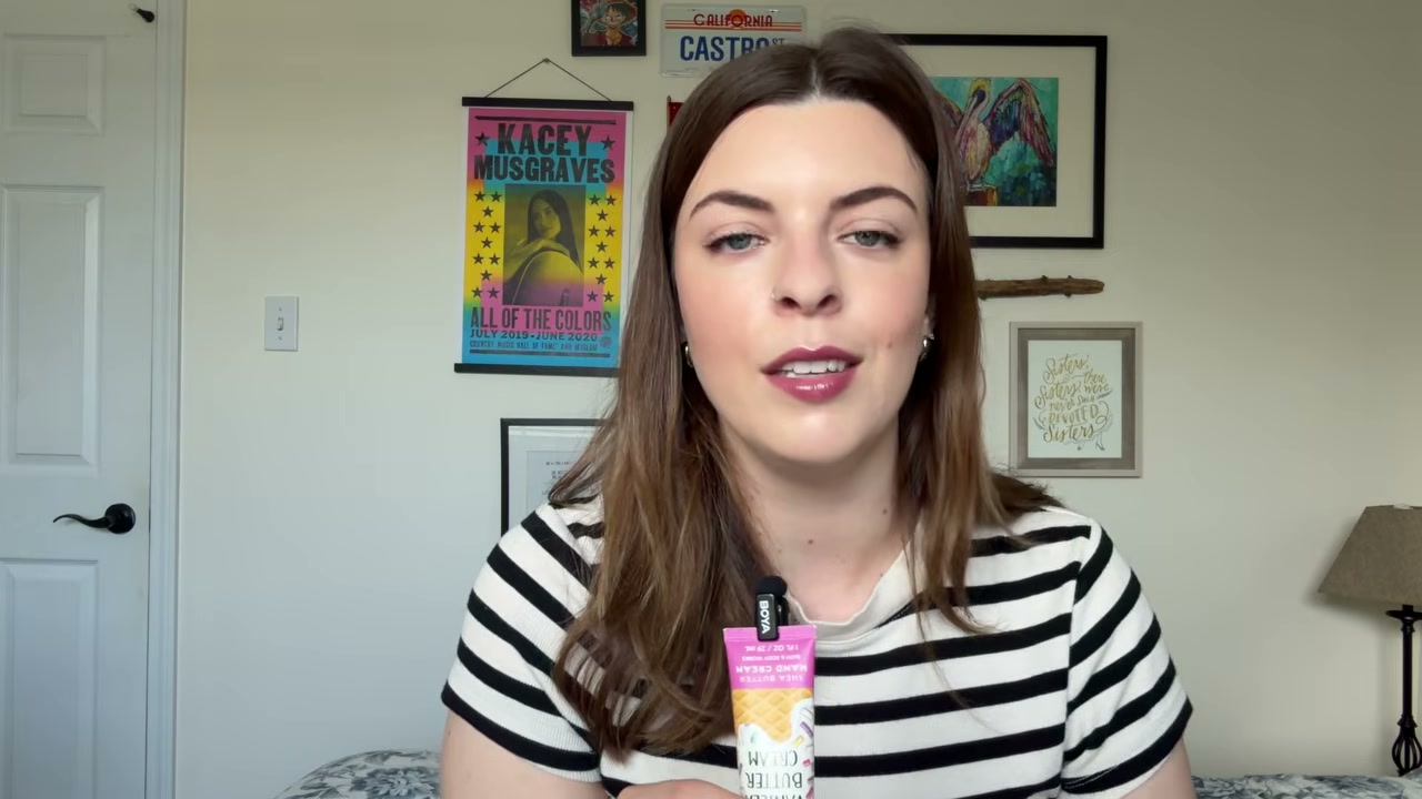 @laura.lavigne reviewing Tree Hut Violet Victory Body Scrub at 01:14 in a YouTube Shorts video
