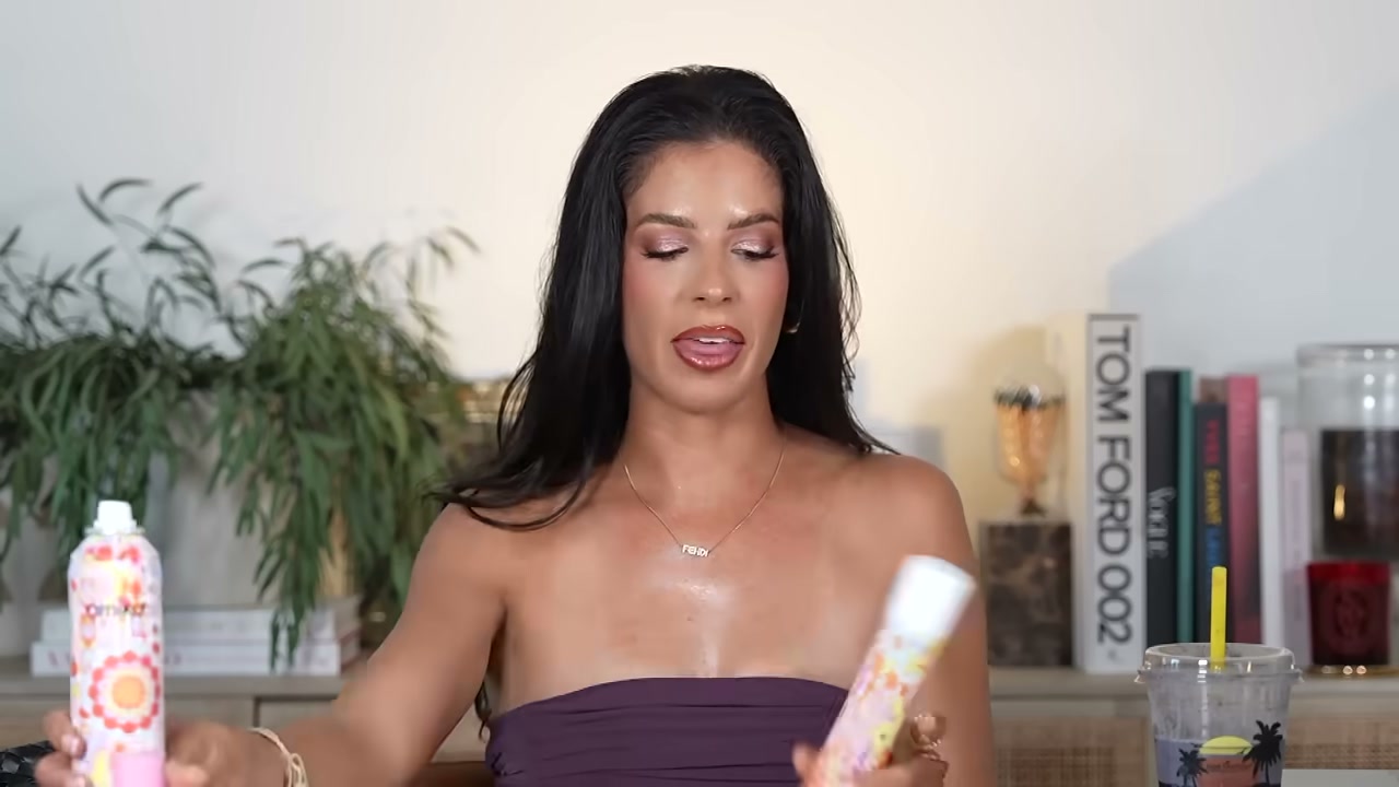 @laura88lee reviewing amika Perk Up Dry Shampoo at 25:19 in a YouTube Shorts video