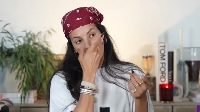 @laura88lee reviewing CHANEL Skin Tint at 04:11 in a YouTube Shorts video