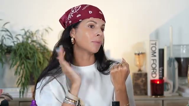 @laura88lee reviewing CoverGirl Skin Perfector Skin Tint at 03:33 in a YouTube Shorts video