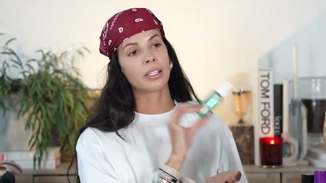 @laura88lee reviewing Essence Jelly Grip Primer at 02:27 in a YouTube Shorts video
