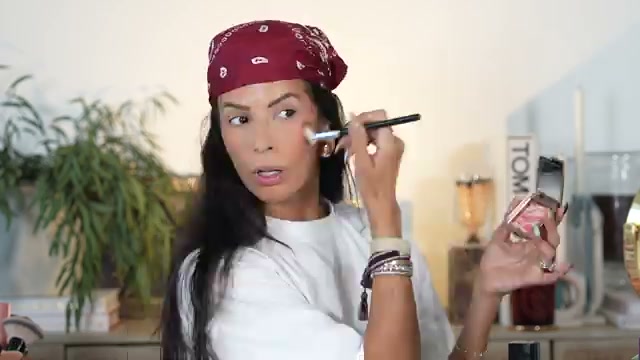 @laura88lee reviewing Hourglass Ambient Blush at 11:51 in a YouTube Shorts video