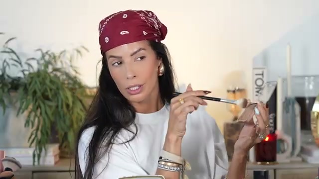 @laura88lee reviewing Hourglass Ambient Bronzer at 11:10 in a YouTube Shorts video
