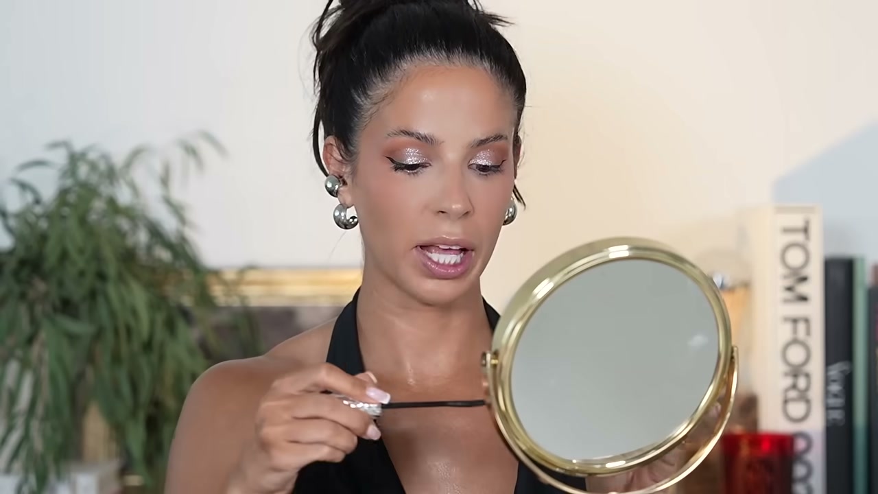 @laura88lee reviewing L'Oreal Paris Extensionist Mascara at 20:42 in a YouTube Shorts video