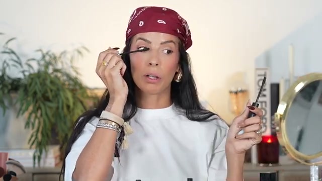 @laura88lee reviewing L'oreal Extensionist Mascara at 17:27 in a YouTube Shorts video