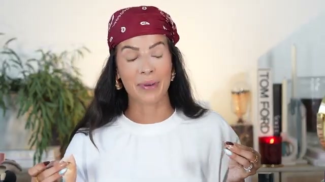 @laura88lee reviewing L'oreal Infallible Powder at 09:15 in a YouTube Shorts video