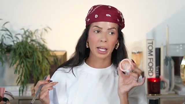@laura88lee reviewing Rare Beauty Silky Touch Highlighter at 14:25 in a YouTube Shorts video