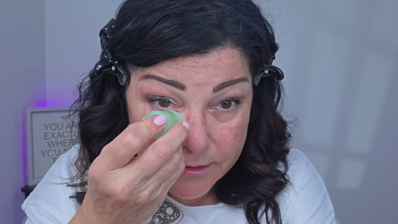 @laurafagelman reviewing Essence Jelly Grip Undereye Primer Stick at 19:51 in a YouTube Shorts video