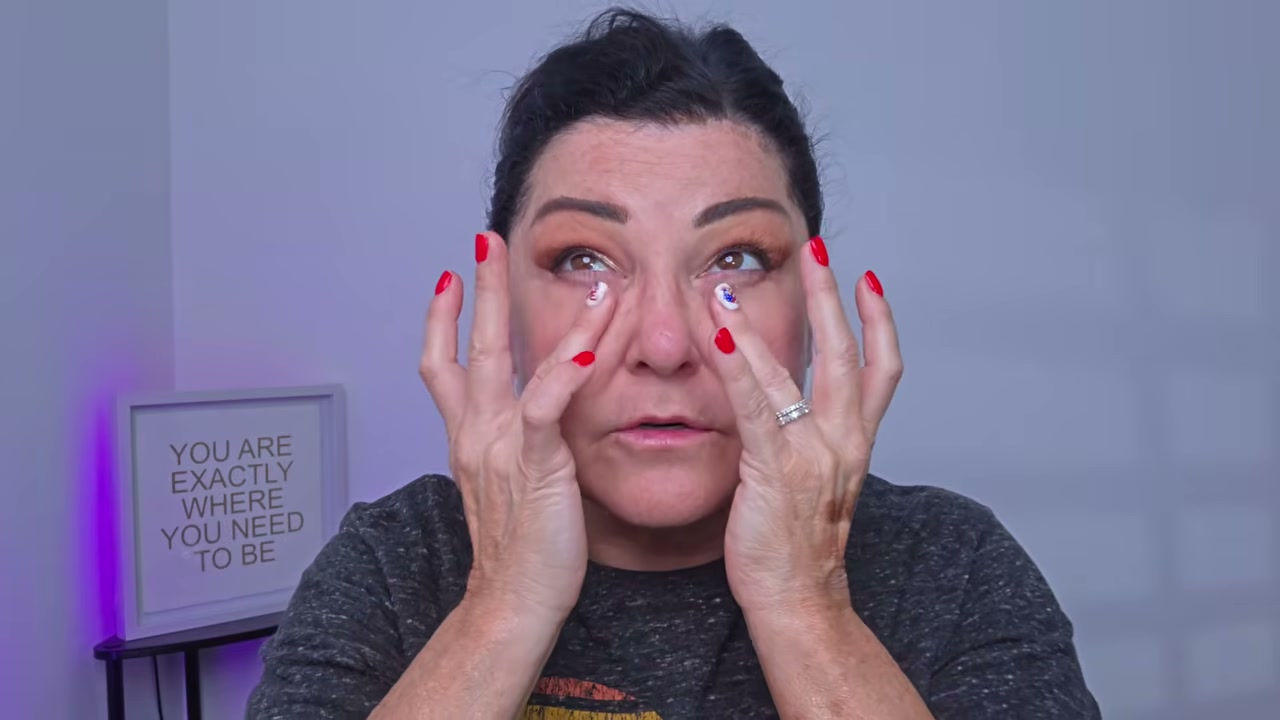 @laurafagelman reviewing Essence Jelly Grip Undereye Primer Stick at 15:56 in a YouTube Shorts video