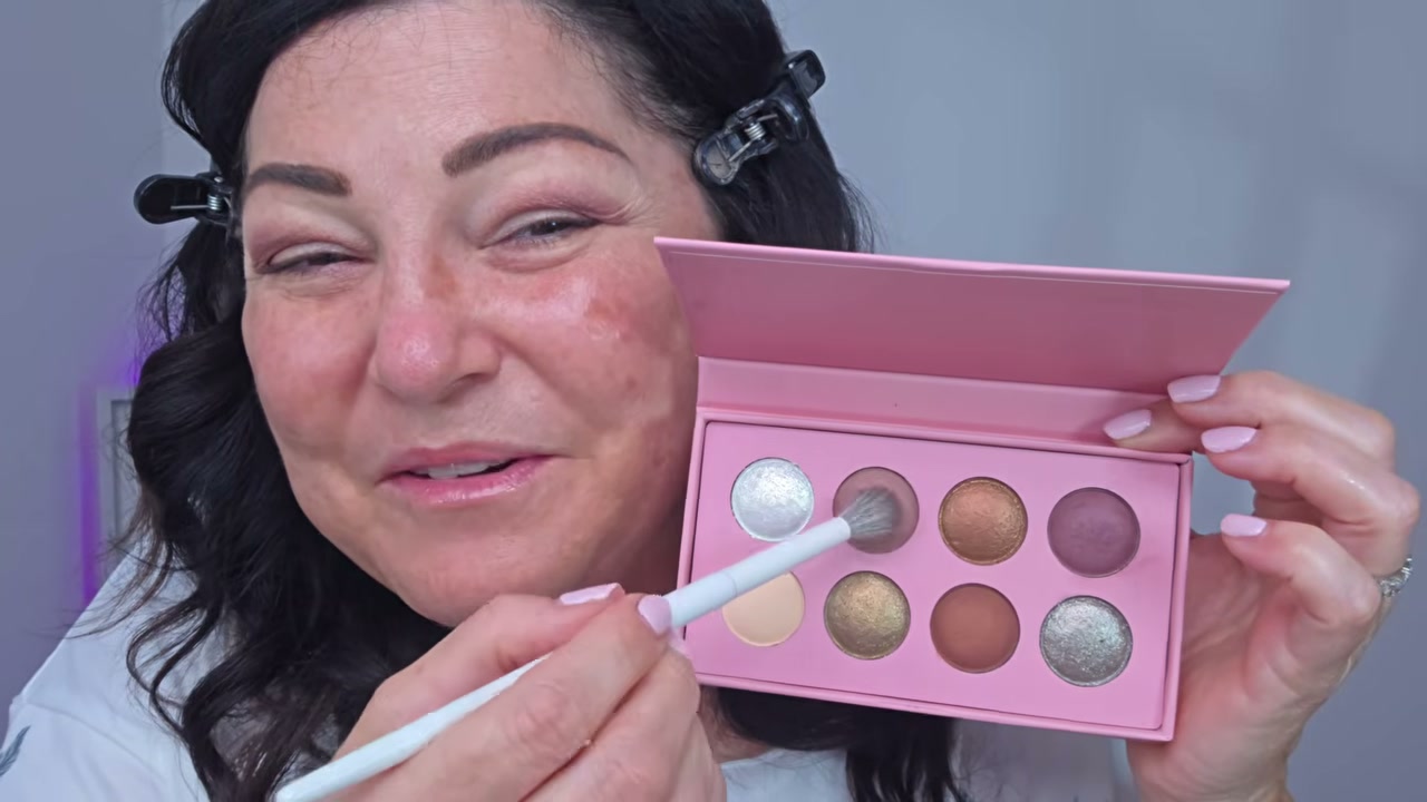 @laurafagelman reviewing Morphe M33 Brush at 11:51 in a YouTube Shorts video