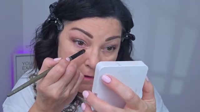 @laurafagelman reviewing NYX Professional Makeup Wonder Snatch Concealer at 27:27 in a YouTube Shorts video