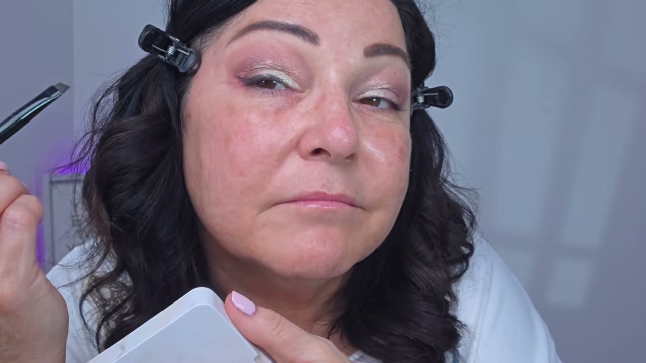 @laurafagelman reviewing Ravie Beauty Soft Definition Longwear Eyeliner at 17:27 in a YouTube Shorts video